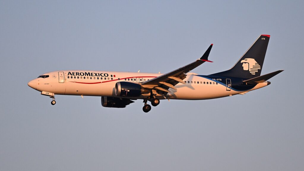 An Aeromexico Boeing 737 MAX 8 in white and dark blue livery on final approach with its landing gear down
