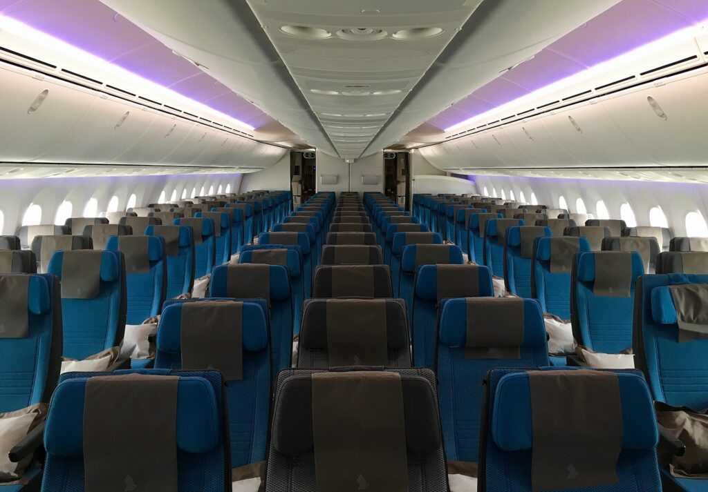 Economy cabin of a Singapore Airlines Boeing 787-10 with three seats in each of three blocks
