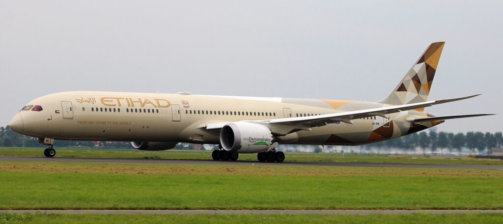 Etihad Airways Boeing 787-10 on the runway, seen side-on