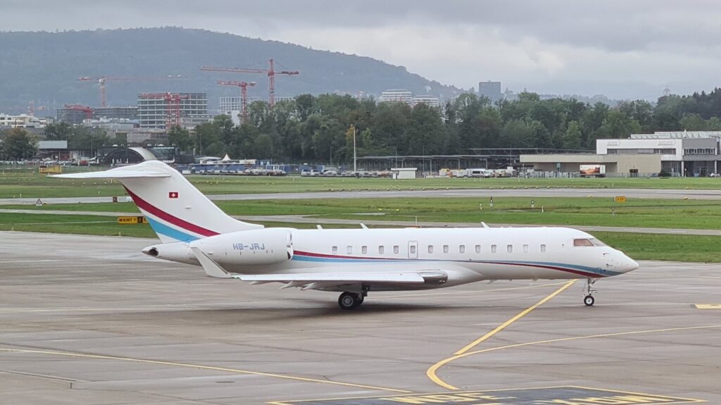 Bombardier Global 5500 HB-JRJ taxiing at Zurich Airport