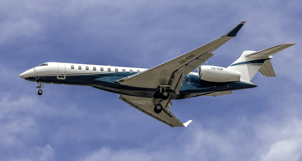 Bombardier Global 7500 CS-ESS on final approach with landing gear down
