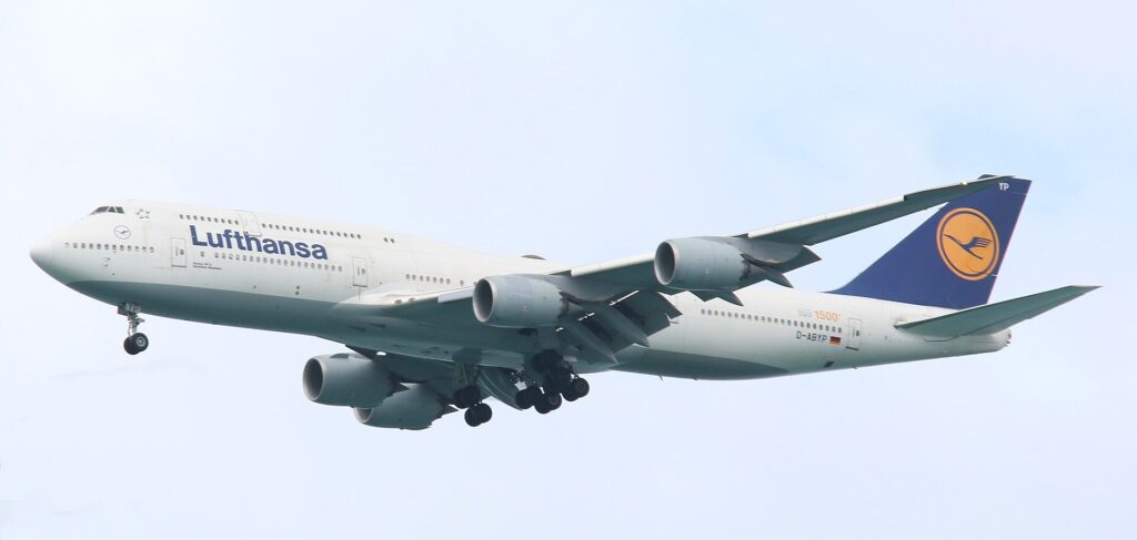 Lufthansa Boeing 747-8 Intercontinental on approach with landing gear down