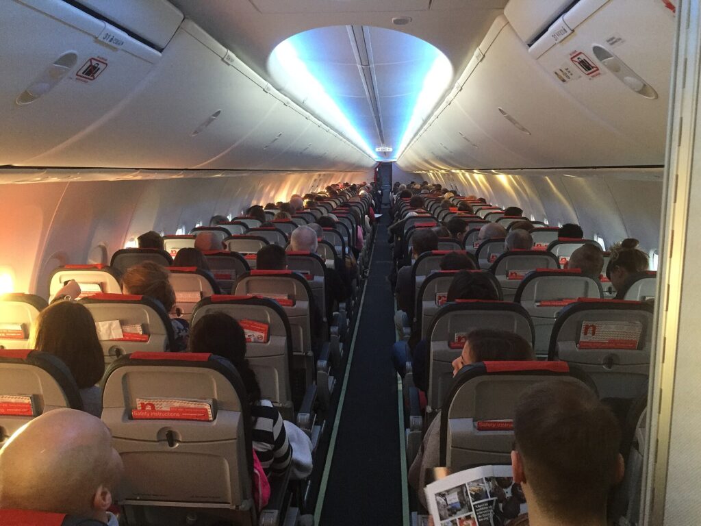Single-aisle Boeing 737-800 cabin with three seats on each side of the aisle